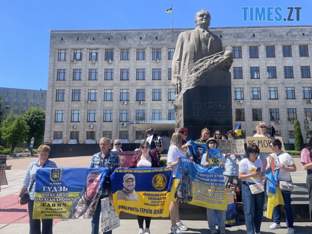 “Скільки ще?”: у Житомирі провели акцію-нагадування про полонених та зниклих воїнів (ФОТО)