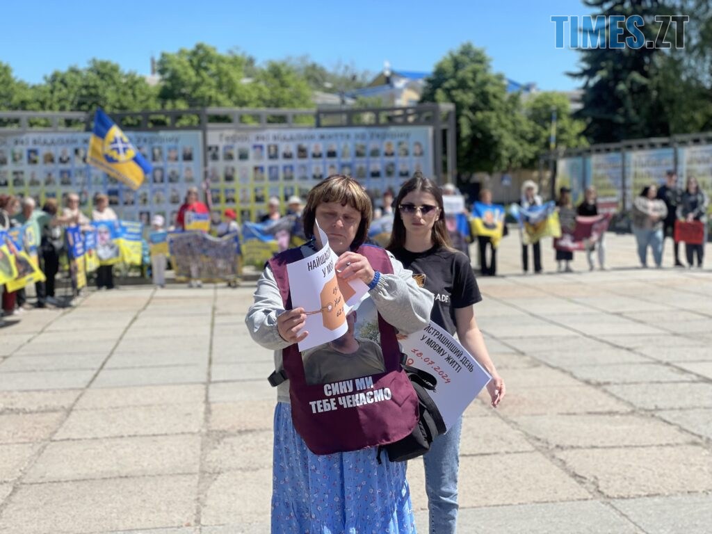 “Скільки ще?”: у Житомирі провели акцію-нагадування про полонених та зниклих воїнів (ФОТО)