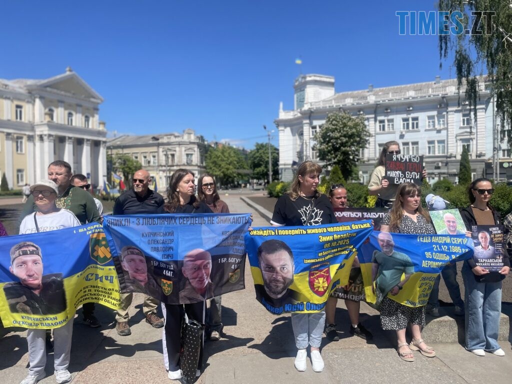 “Скільки ще?”: у Житомирі провели акцію-нагадування про полонених та зниклих воїнів (ФОТО)