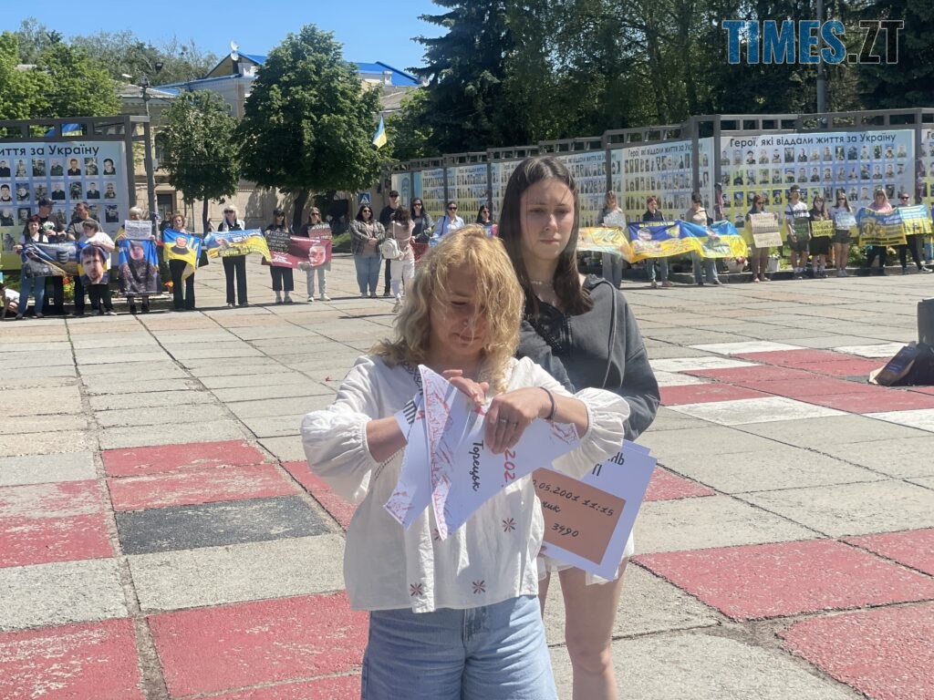 “Скільки ще?”: у Житомирі провели акцію-нагадування про полонених та зниклих воїнів (ФОТО)