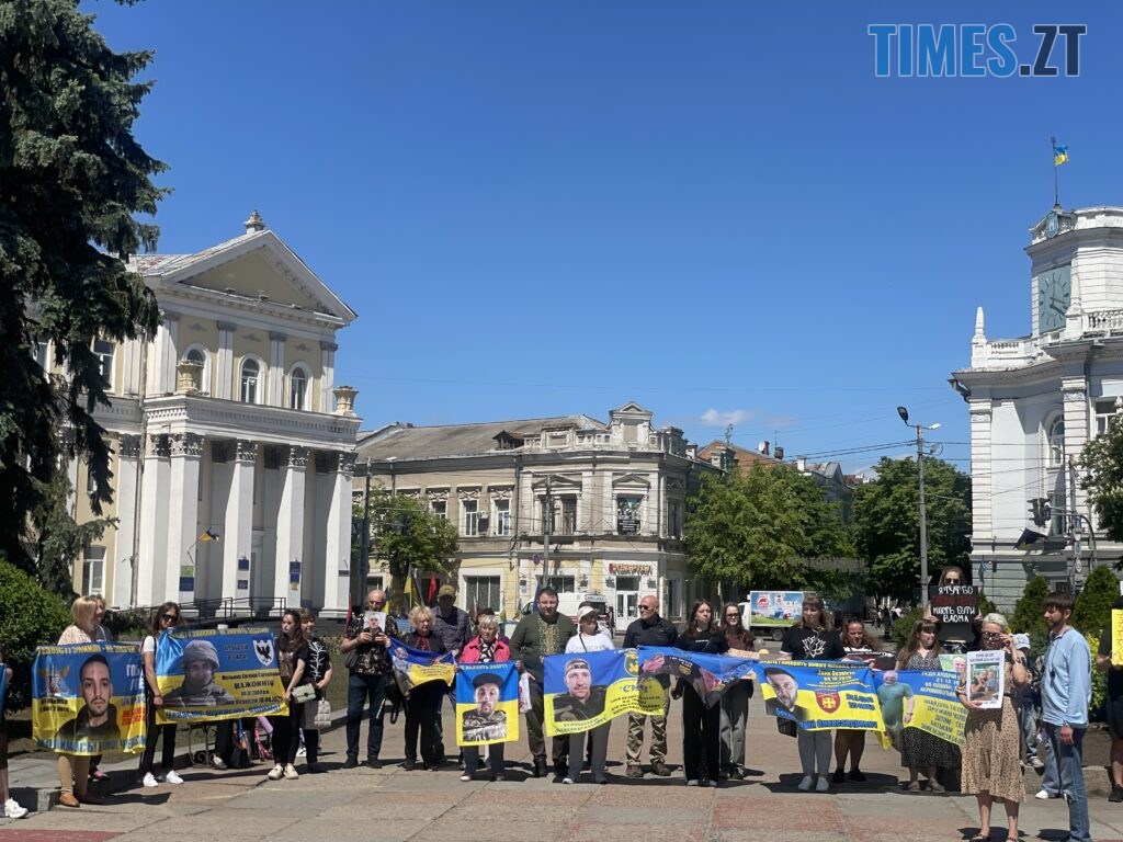 “Скільки ще?”: у Житомирі провели акцію-нагадування про полонених та зниклих воїнів (ФОТО)