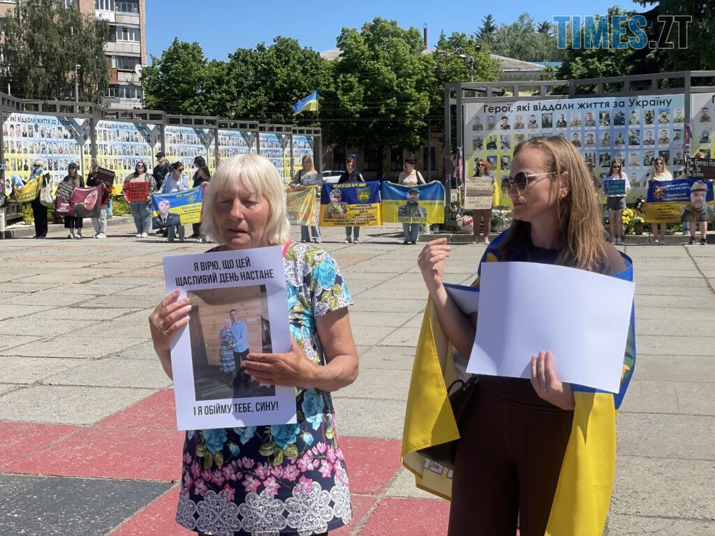 “Скільки ще?”: у Житомирі провели акцію-нагадування про полонених та зниклих воїнів (ФОТО)