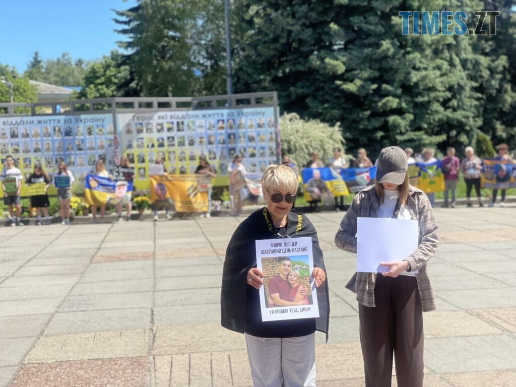 “Скільки ще?”: у Житомирі провели акцію-нагадування про полонених та зниклих воїнів (ФОТО)