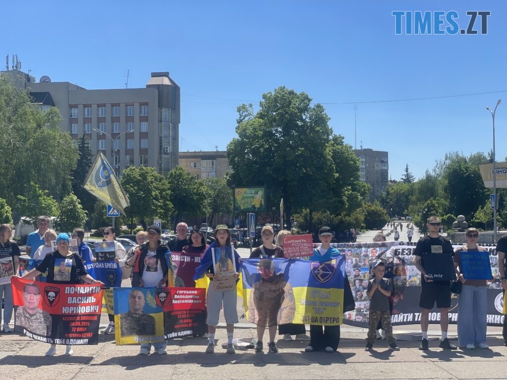“Скільки ще?”: у Житомирі провели акцію-нагадування про полонених та зниклих воїнів (ФОТО)
