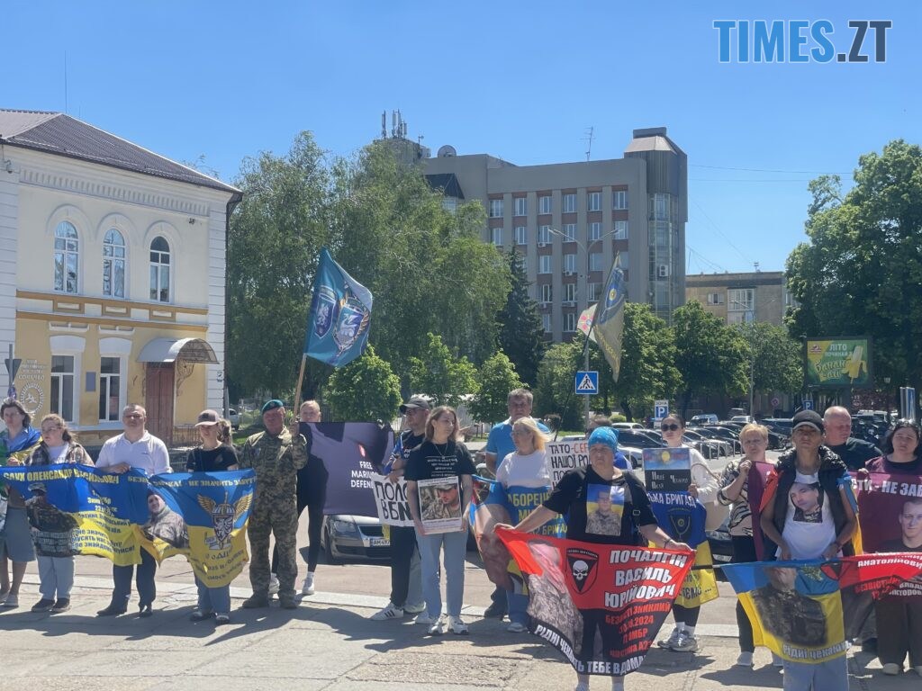“Скільки ще?”: у Житомирі провели акцію-нагадування про полонених та зниклих воїнів (ФОТО)