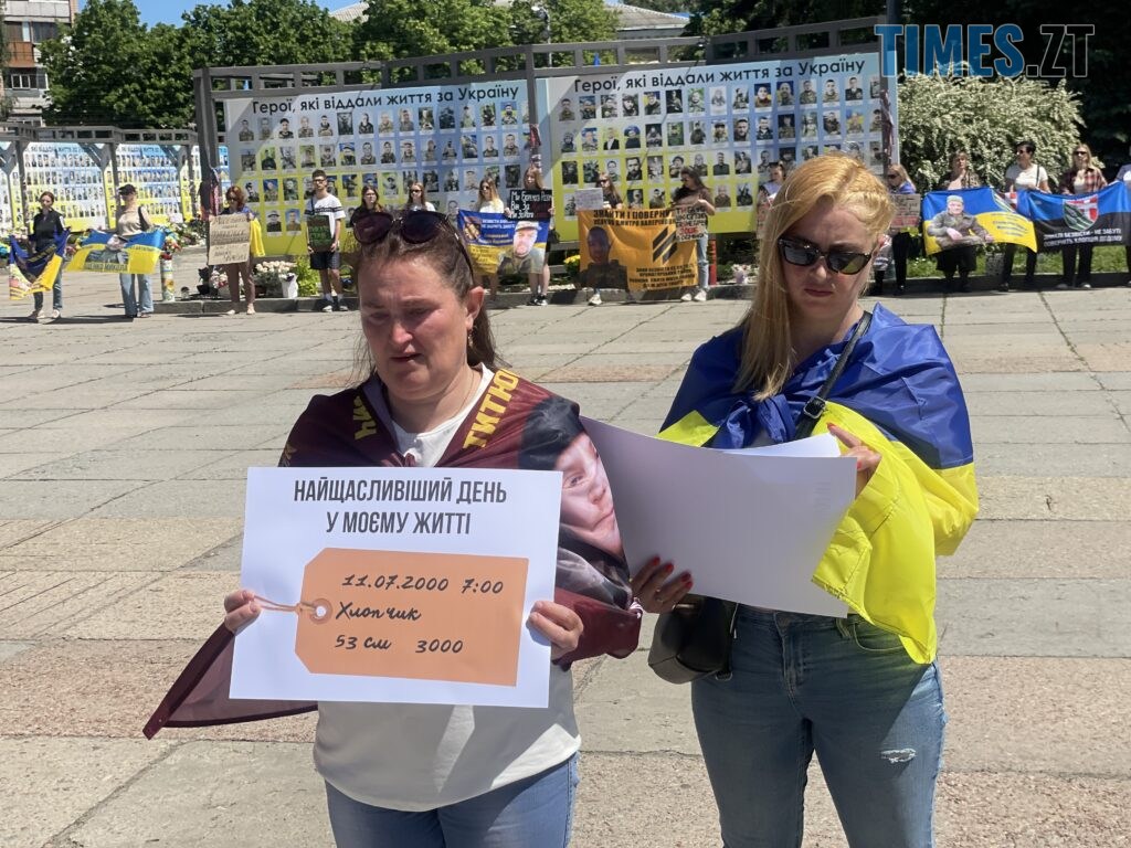 “Скільки ще?”: у Житомирі провели акцію-нагадування про полонених та зниклих воїнів (ФОТО)
