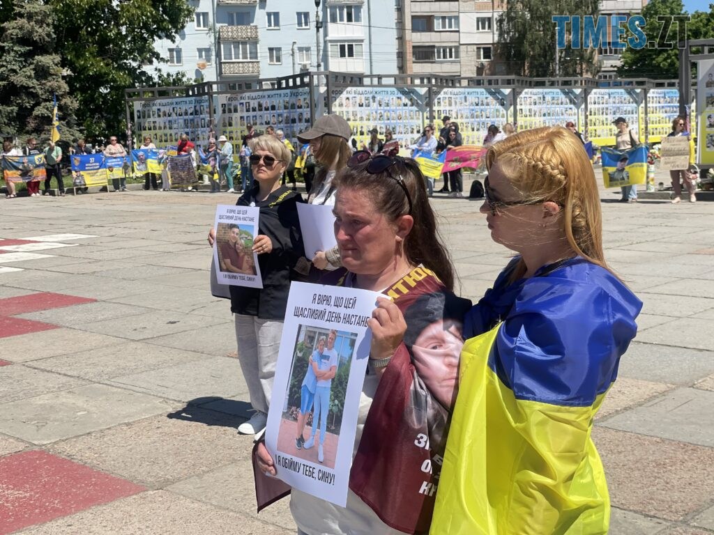 “Скільки ще?”: у Житомирі провели акцію-нагадування про полонених та зниклих воїнів (ФОТО)