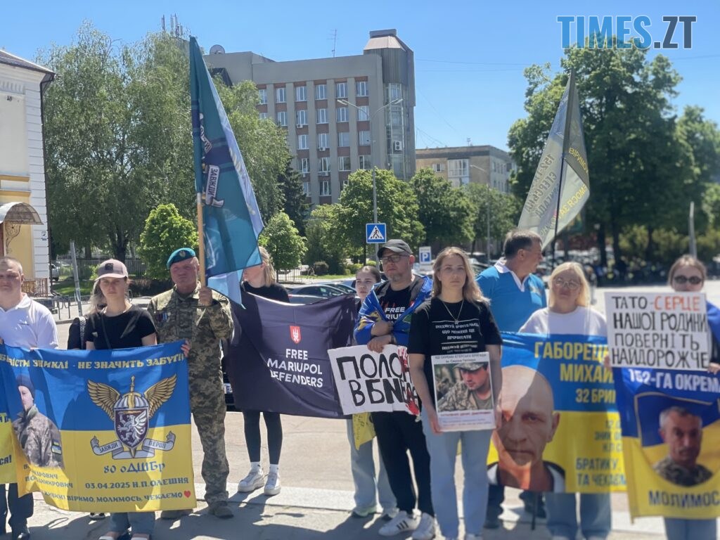 “Скільки ще?”: у Житомирі провели акцію-нагадування про полонених та зниклих воїнів (ФОТО)