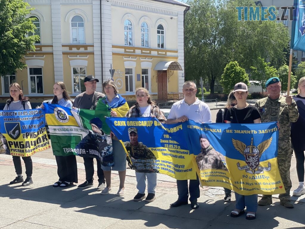 “Скільки ще?”: у Житомирі провели акцію-нагадування про полонених та зниклих воїнів (ФОТО)