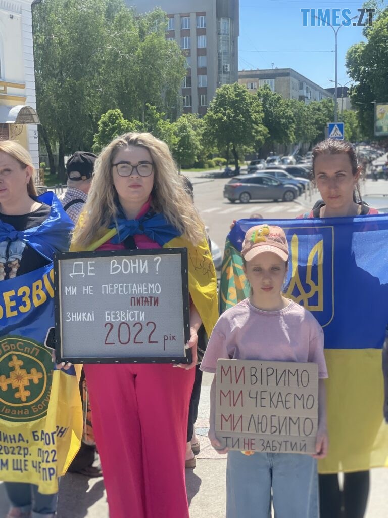 “Скільки ще?”: у Житомирі провели акцію-нагадування про полонених та зниклих воїнів (ФОТО)