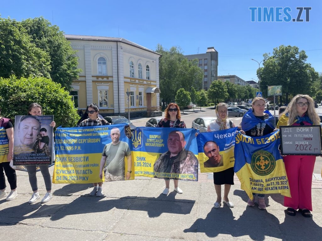 “Скільки ще?”: у Житомирі провели акцію-нагадування про полонених та зниклих воїнів (ФОТО)