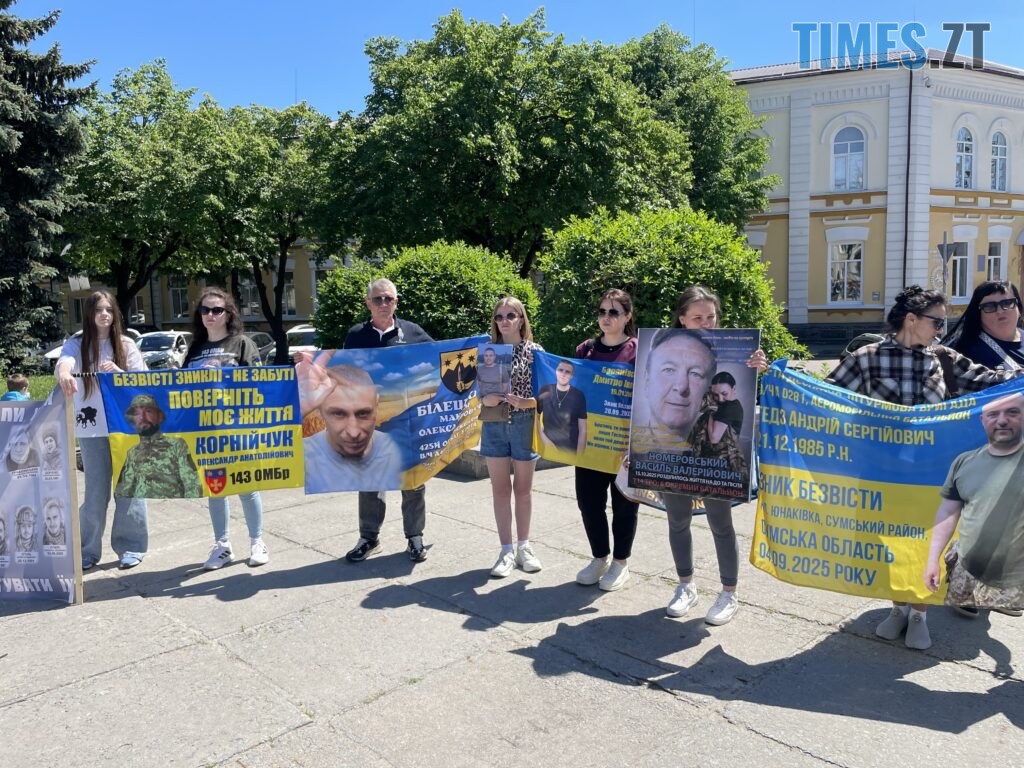 “Скільки ще?”: у Житомирі провели акцію-нагадування про полонених та зниклих воїнів (ФОТО)