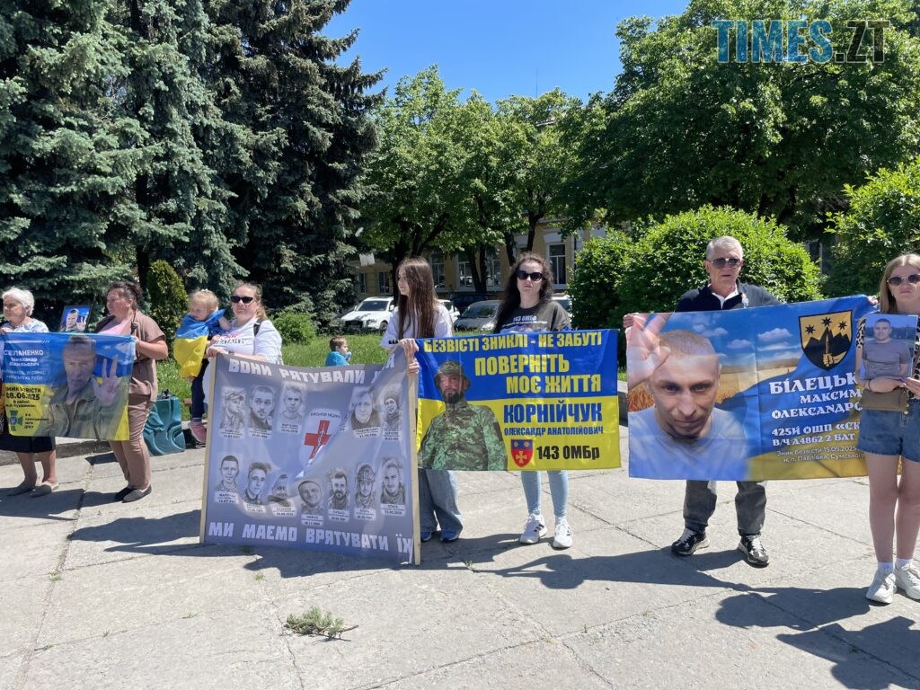 “Скільки ще?”: у Житомирі провели акцію-нагадування про полонених та зниклих воїнів (ФОТО)