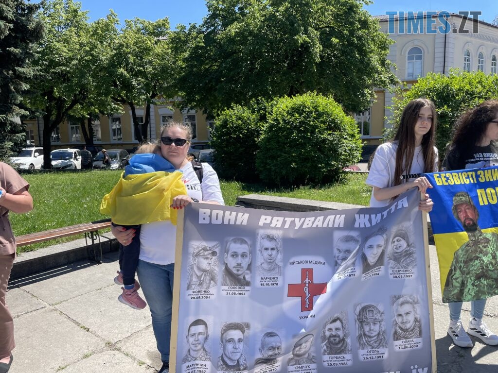 “Скільки ще?”: у Житомирі провели акцію-нагадування про полонених та зниклих воїнів (ФОТО)