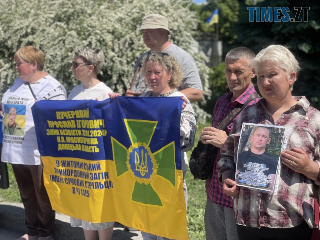 “Скільки ще?”: у Житомирі провели акцію-нагадування про полонених та зниклих воїнів (ФОТО)