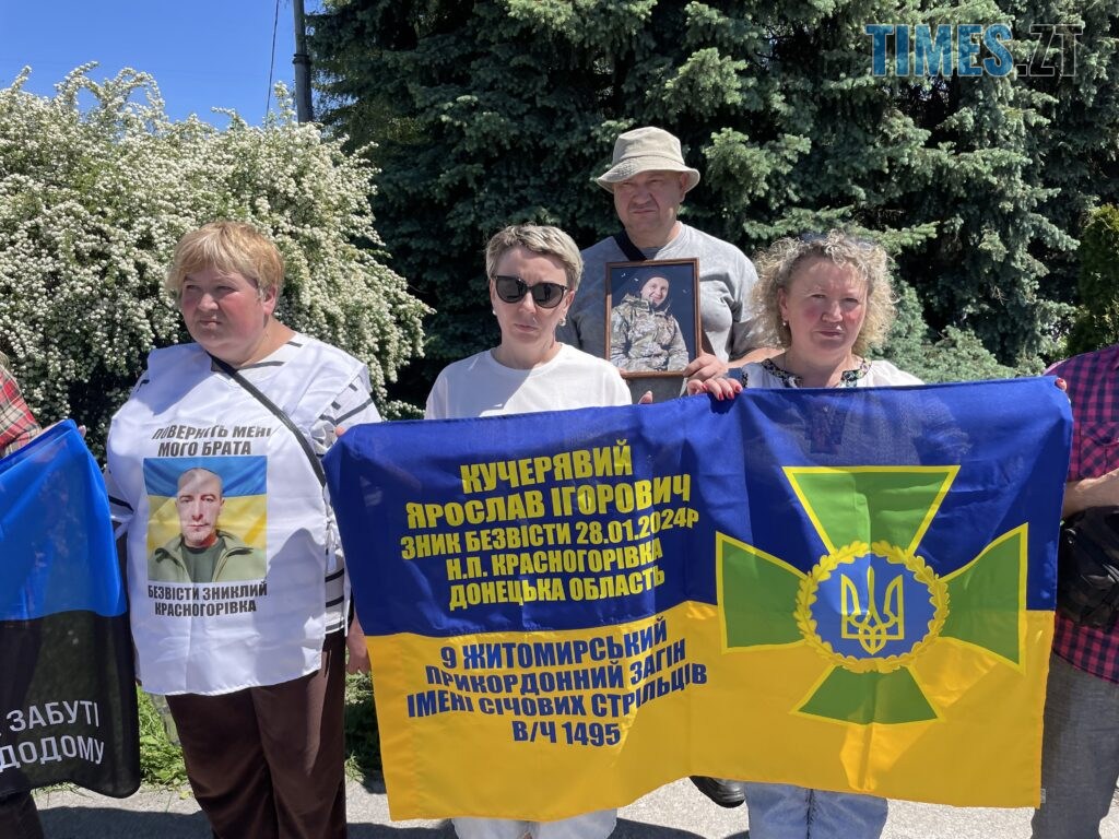 “Скільки ще?”: у Житомирі провели акцію-нагадування про полонених та зниклих воїнів (ФОТО)