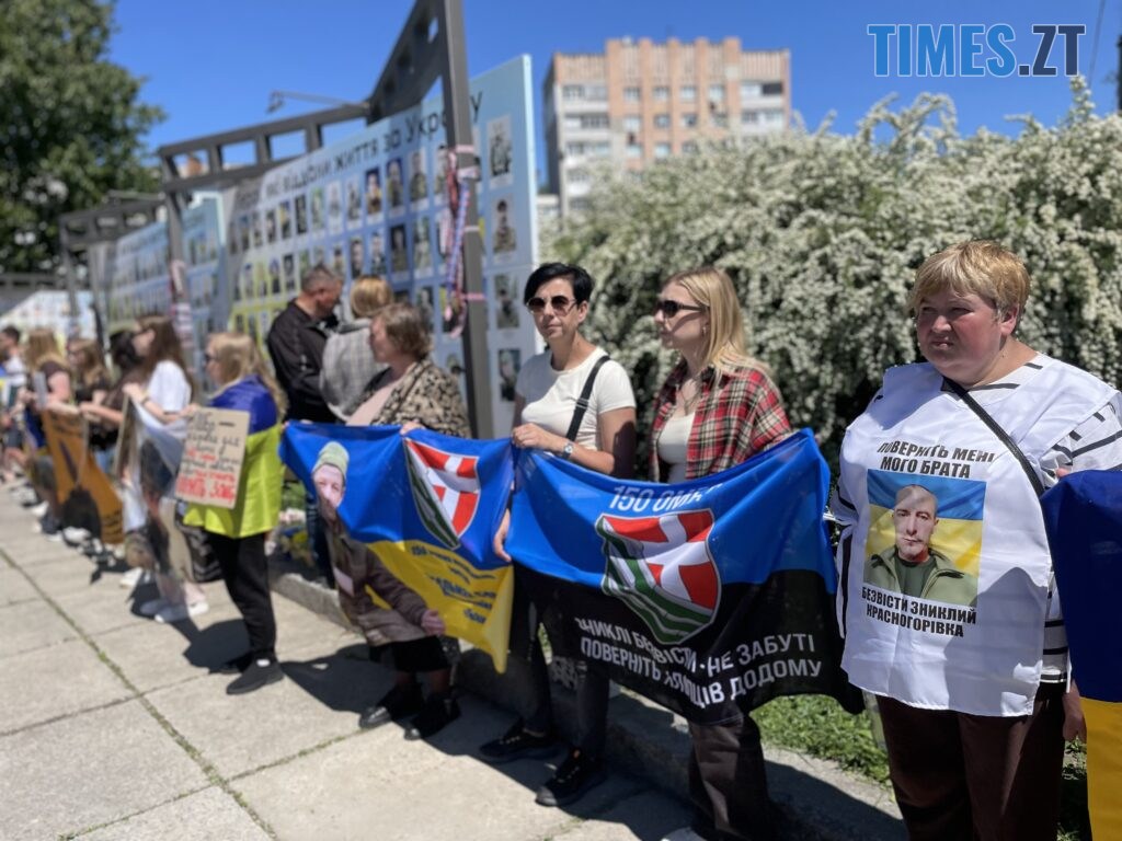 “Скільки ще?”: у Житомирі провели акцію-нагадування про полонених та зниклих воїнів (ФОТО)
