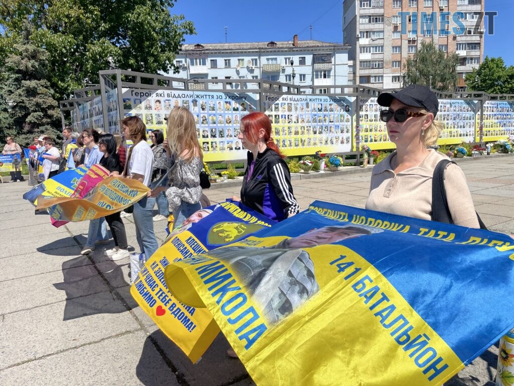“Скільки ще?”: у Житомирі провели акцію-нагадування про полонених та зниклих воїнів (ФОТО)