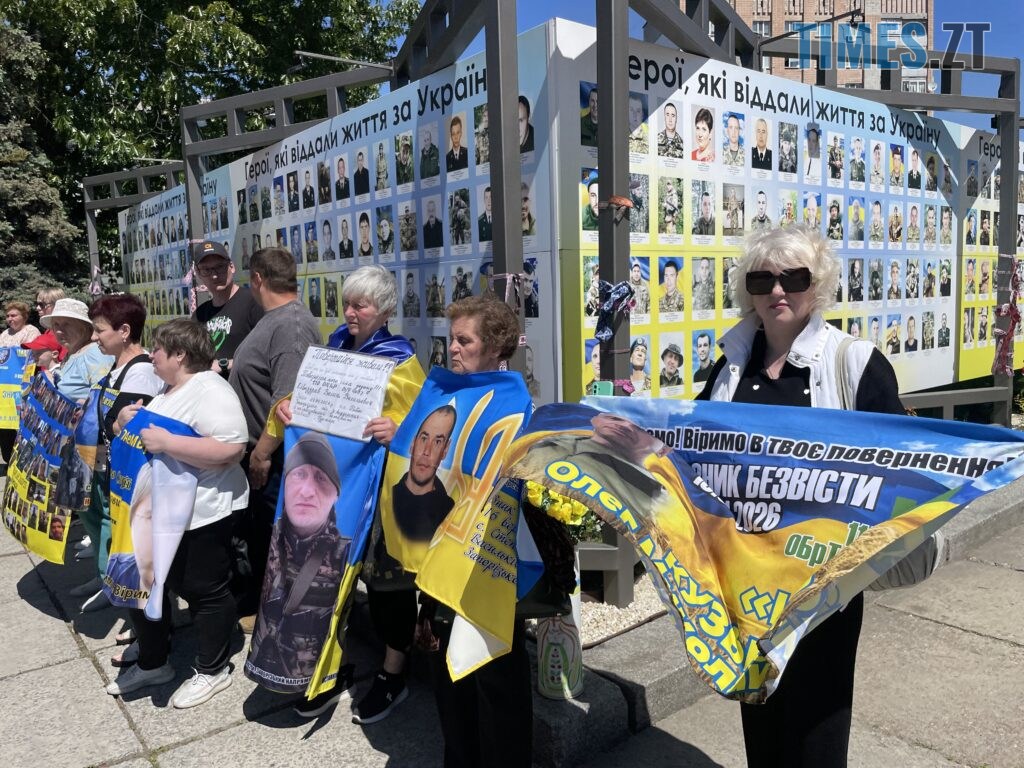“Скільки ще?”: у Житомирі провели акцію-нагадування про полонених та зниклих воїнів (ФОТО)
