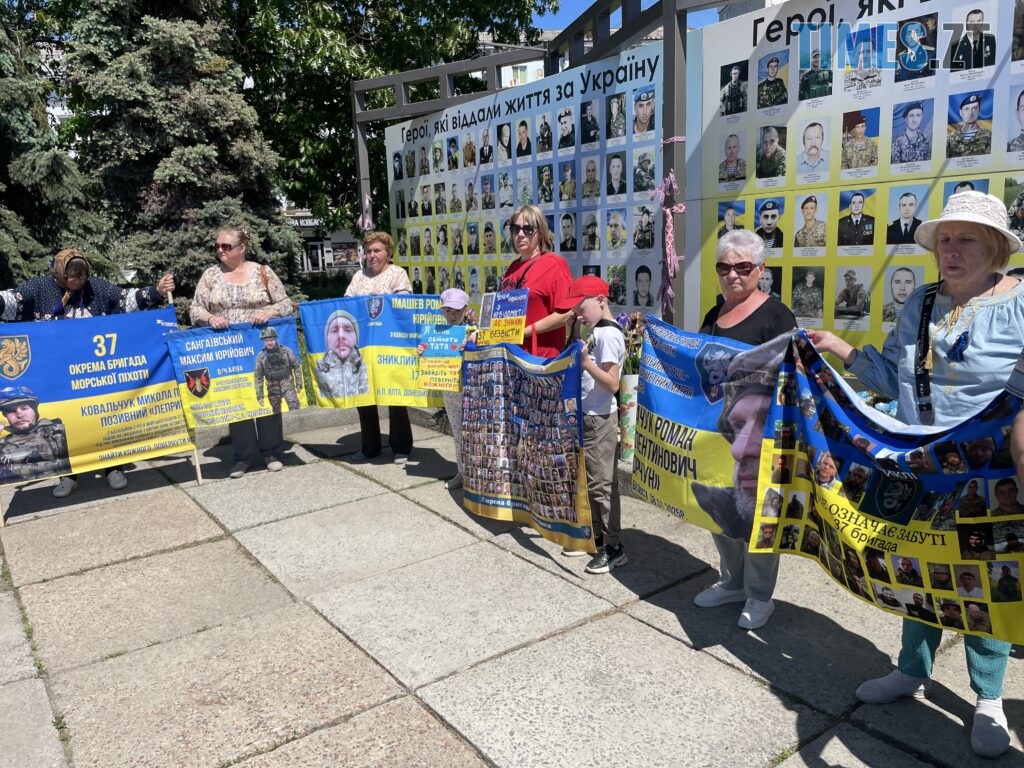 “Скільки ще?”: у Житомирі провели акцію-нагадування про полонених та зниклих воїнів (ФОТО)