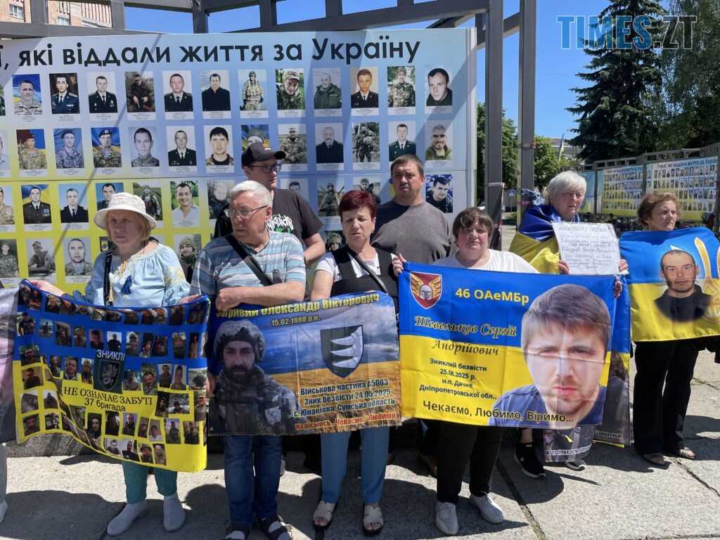“Скільки ще?”: у Житомирі провели акцію-нагадування про полонених та зниклих воїнів (ФОТО)
