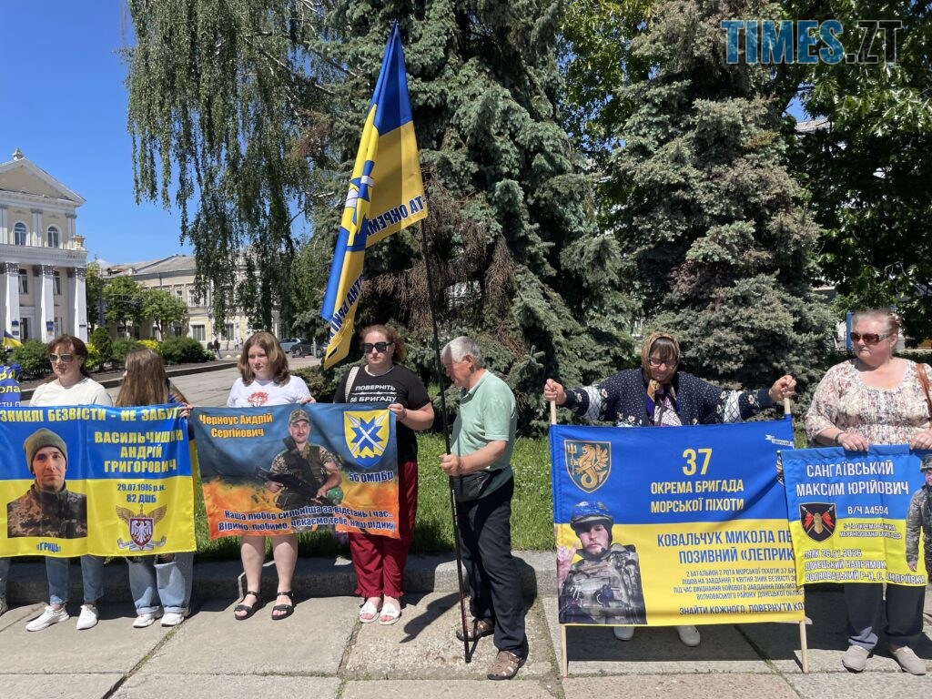 “Скільки ще?”: у Житомирі провели акцію-нагадування про полонених та зниклих воїнів (ФОТО)