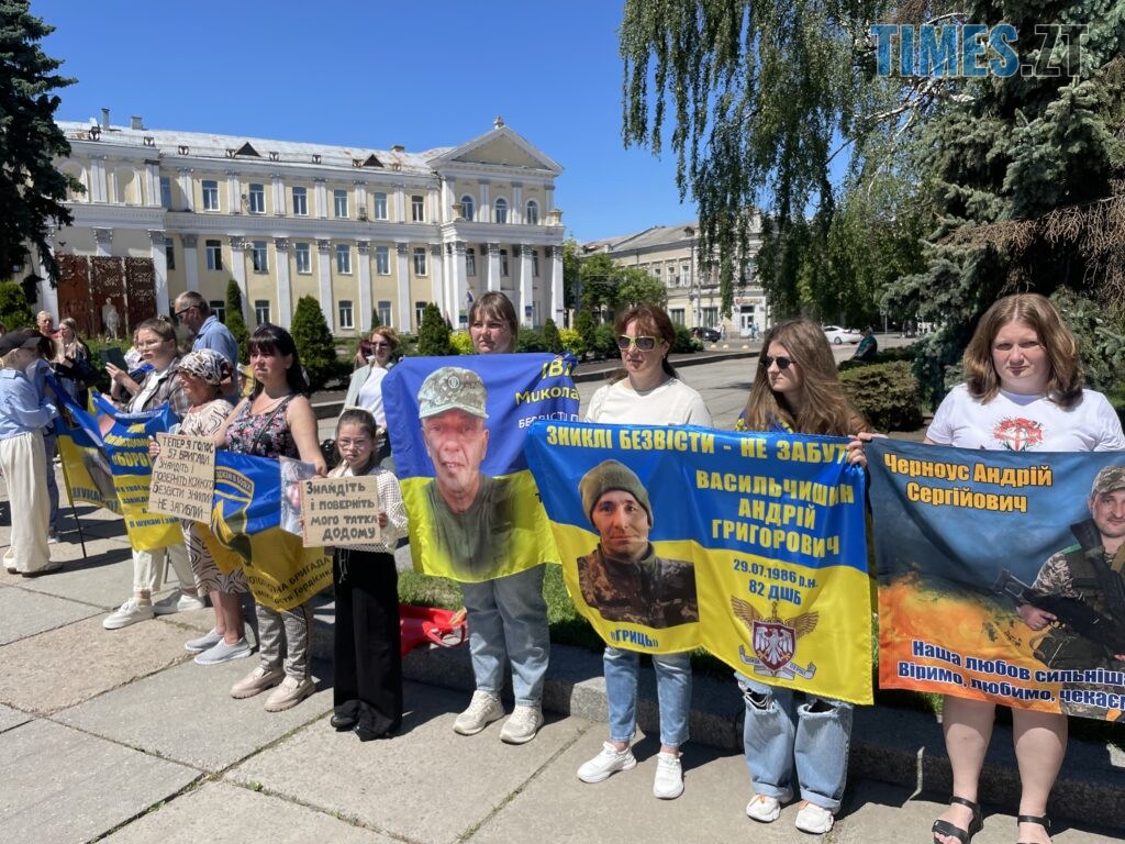 “Скільки ще?”: у Житомирі провели акцію-нагадування про полонених та зниклих воїнів (ФОТО)