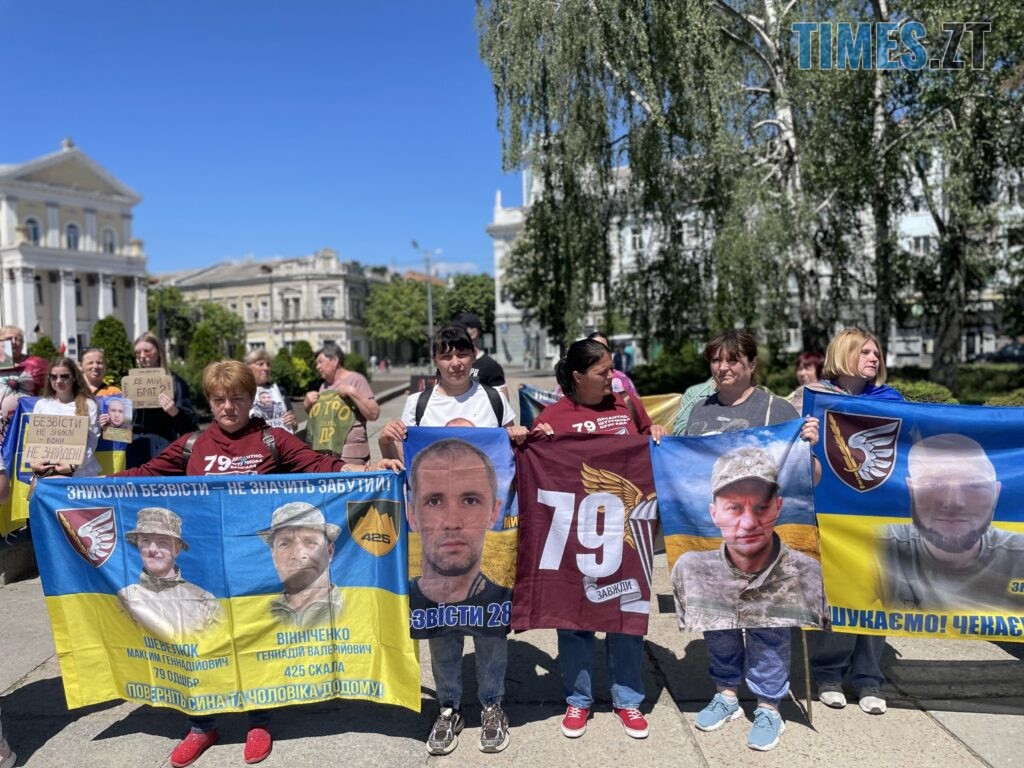 “Скільки ще?”: у Житомирі провели акцію-нагадування про полонених та зниклих воїнів (ФОТО)