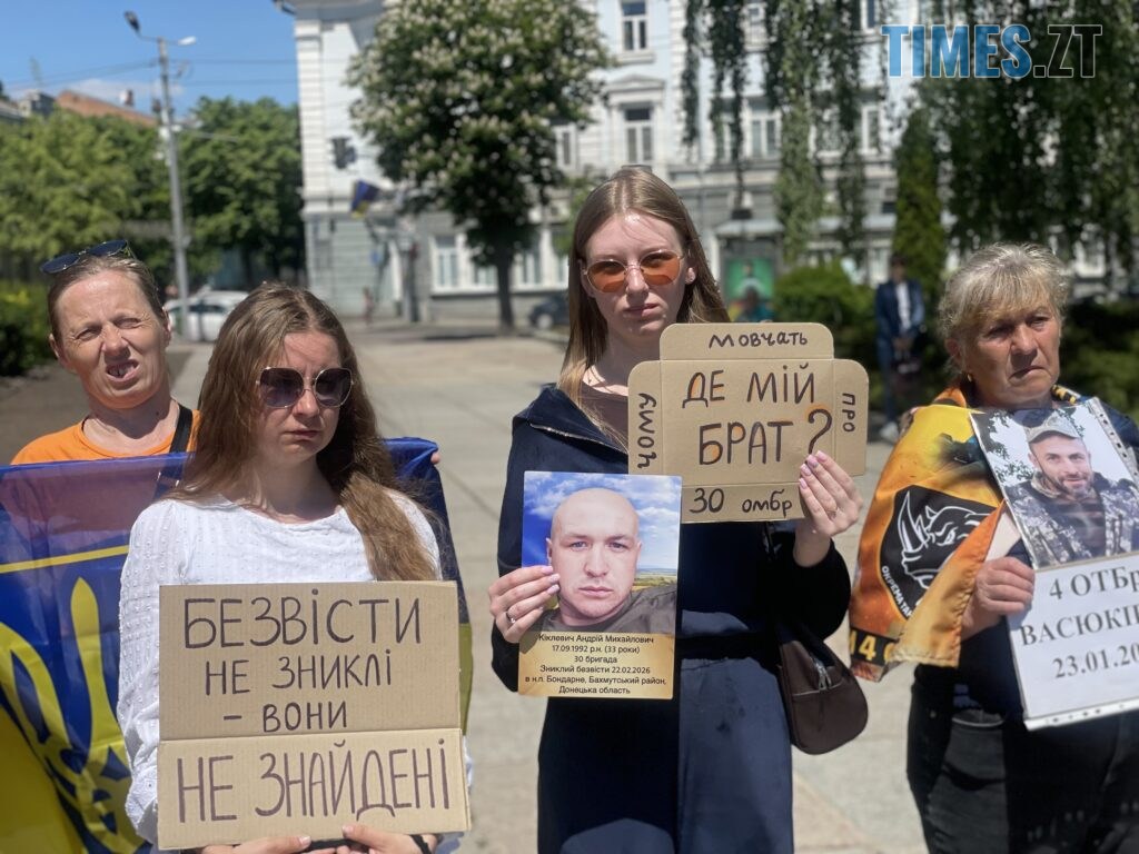 “Скільки ще?”: у Житомирі провели акцію-нагадування про полонених та зниклих воїнів (ФОТО)