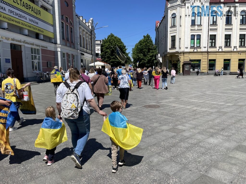 “Скільки ще?”: у Житомирі провели акцію-нагадування про полонених та зниклих воїнів (ФОТО)