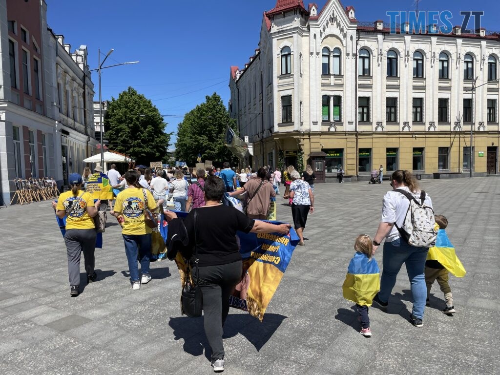 “Скільки ще?”: у Житомирі провели акцію-нагадування про полонених та зниклих воїнів (ФОТО)