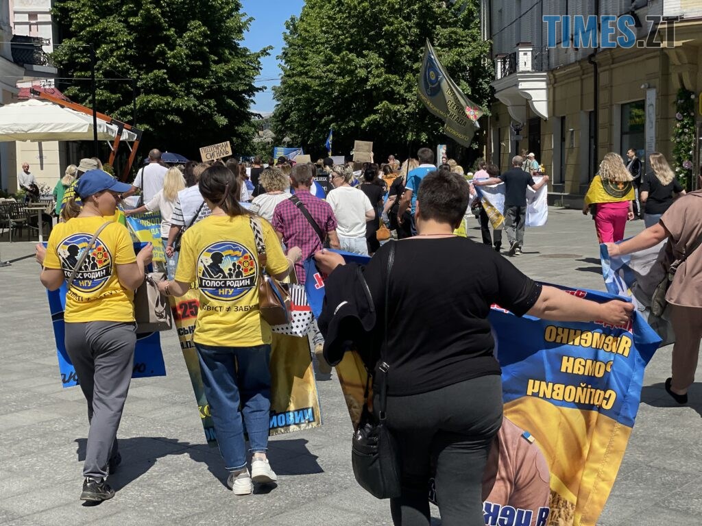 “Скільки ще?”: у Житомирі провели акцію-нагадування про полонених та зниклих воїнів (ФОТО)