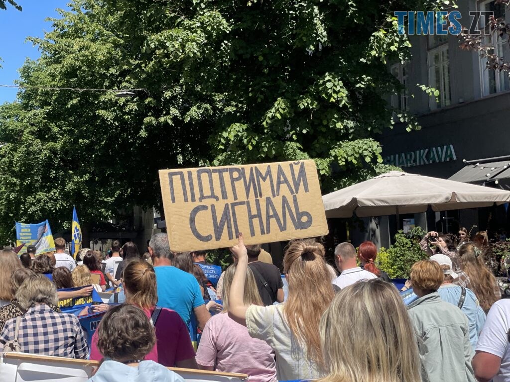 “Скільки ще?”: у Житомирі провели акцію-нагадування про полонених та зниклих воїнів (ФОТО)
