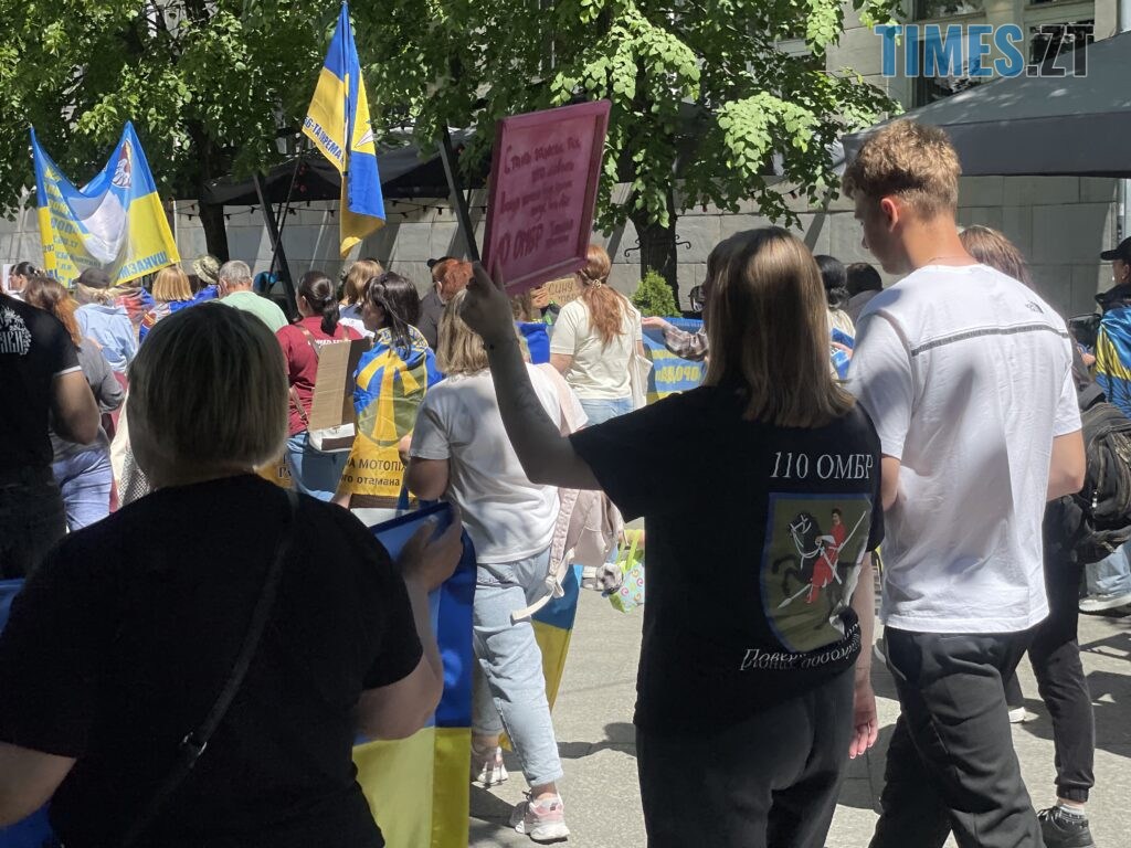 “Скільки ще?”: у Житомирі провели акцію-нагадування про полонених та зниклих воїнів (ФОТО)