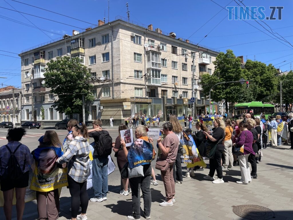 “Скільки ще?”: у Житомирі провели акцію-нагадування про полонених та зниклих воїнів (ФОТО)
