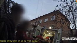 У Житомирі поліцейські та перехожі врятували життя військовому, якому стало зле посеред вулиці
