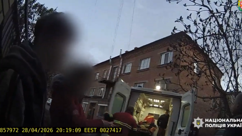У Житомирі поліцейські та перехожі врятували життя військовому, якому стало зле посеред вулиці