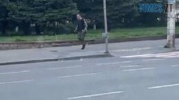 Кривавий інцидент у Житомирі: чоловік із ножем напав на перехожих