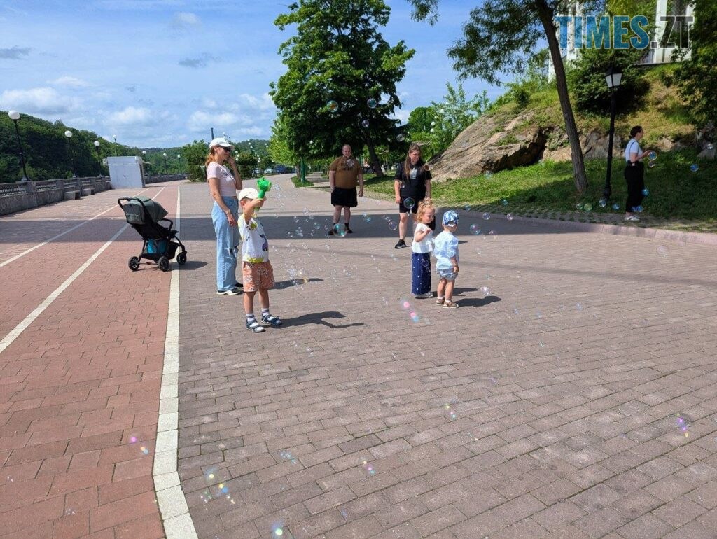 Житомир вирує емоціями: на набережній тривають гонки човнів «Дракон»