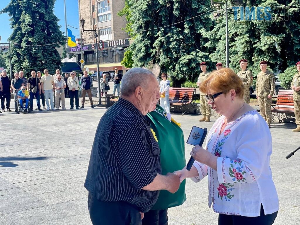 У Житомирі відкрили стенд на “Алеї слави Героїв” та вручили відзнаку «Мужність. Честь. Звитяга» (ФОТО)