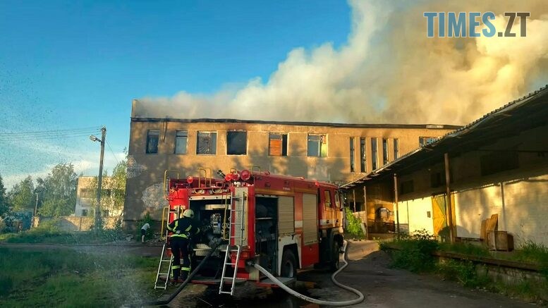 Пожежа в Олевську: рятувальники дві години приборкували вогонь у двоповерховій будівлі
