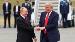 Трамп та путін жмуть руки та задоволено посміхаються