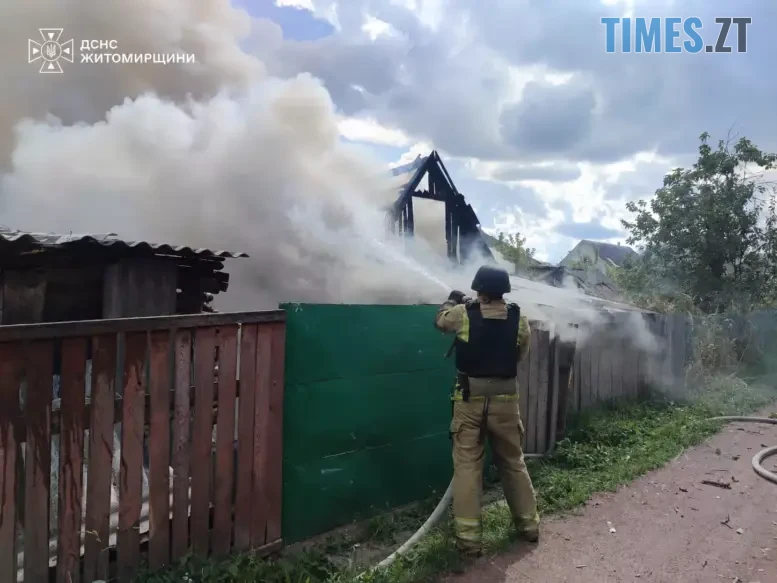 надзвичайник гасить пожежу у приватному будинку