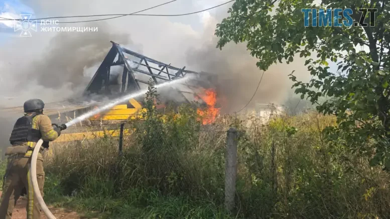 пожежик гасить пожежу у приватному будинку на Овруччині в який влучив російський безпілотник