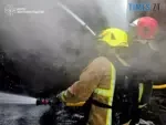 вогнеборці гасять пожежу, що виникла після атаки рашистів по Житомирщині