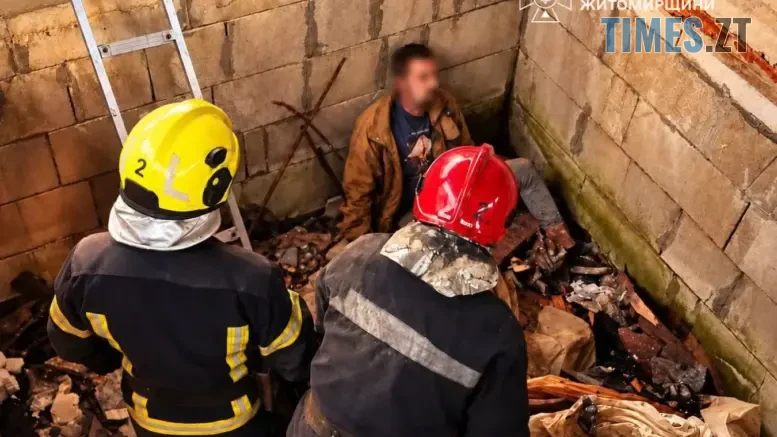 рятувальники та постраждалий у 2-метровій ямі