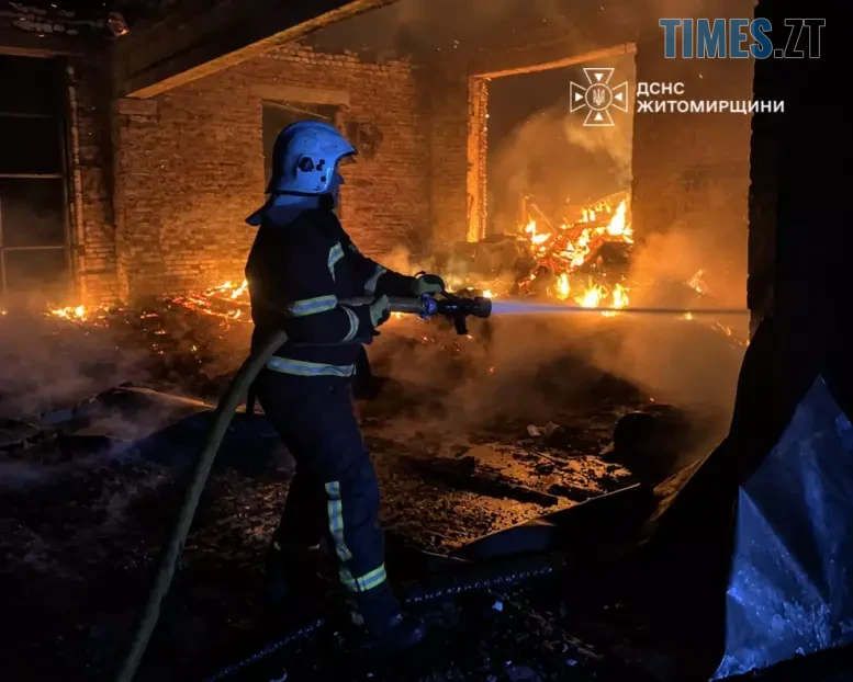 рятувальник гасить пожежу у селі Малинівка