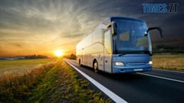 Автобус їде по трасі