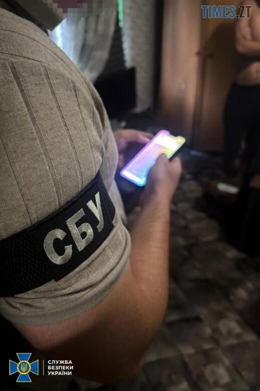 фахівець СБУ тримає телефон