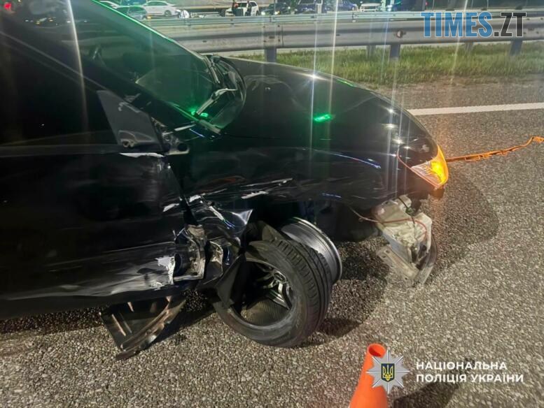 пошкоджений через зіткнення з мотоциклом автомобіль